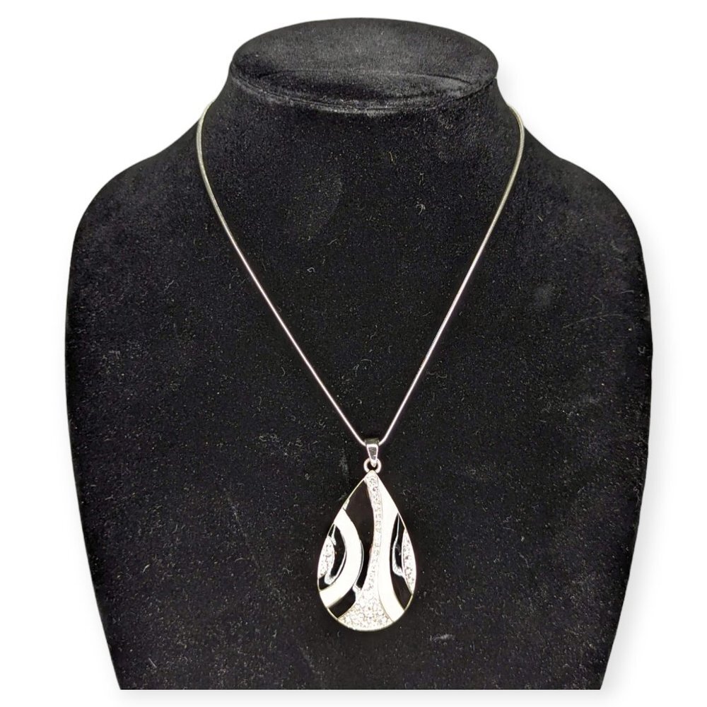 Silver Tone Chain with Large Teardrop Shaped Pedant